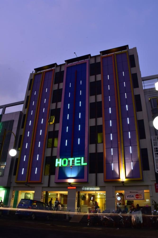 Hyper Inn Bandung Exterior photo