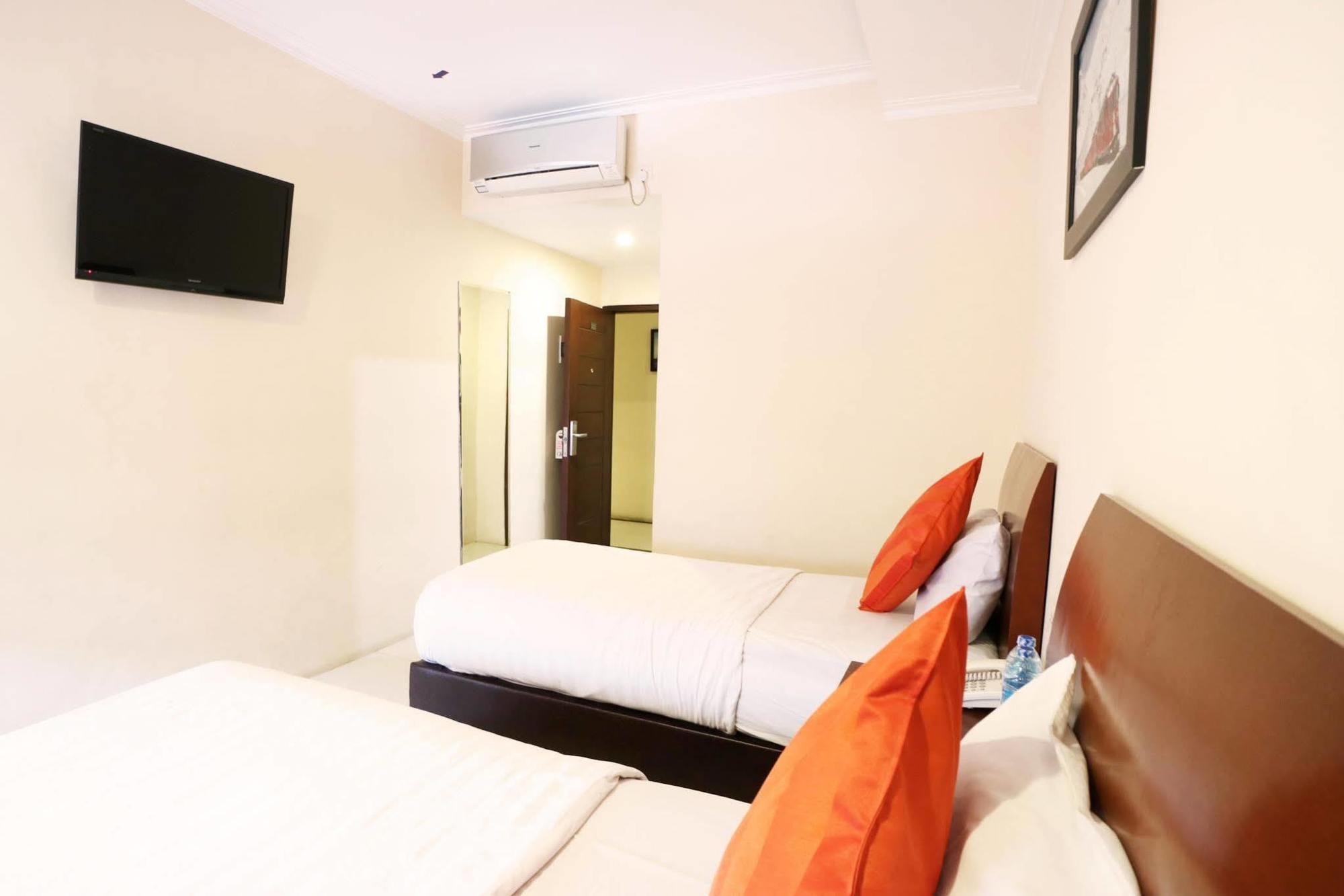 Hyper Inn Bandung Exterior photo
